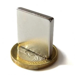 Bloque magnético 20,0 x 20,0 x 3,0 mm N45 níquel - sujeta 4,3 kg